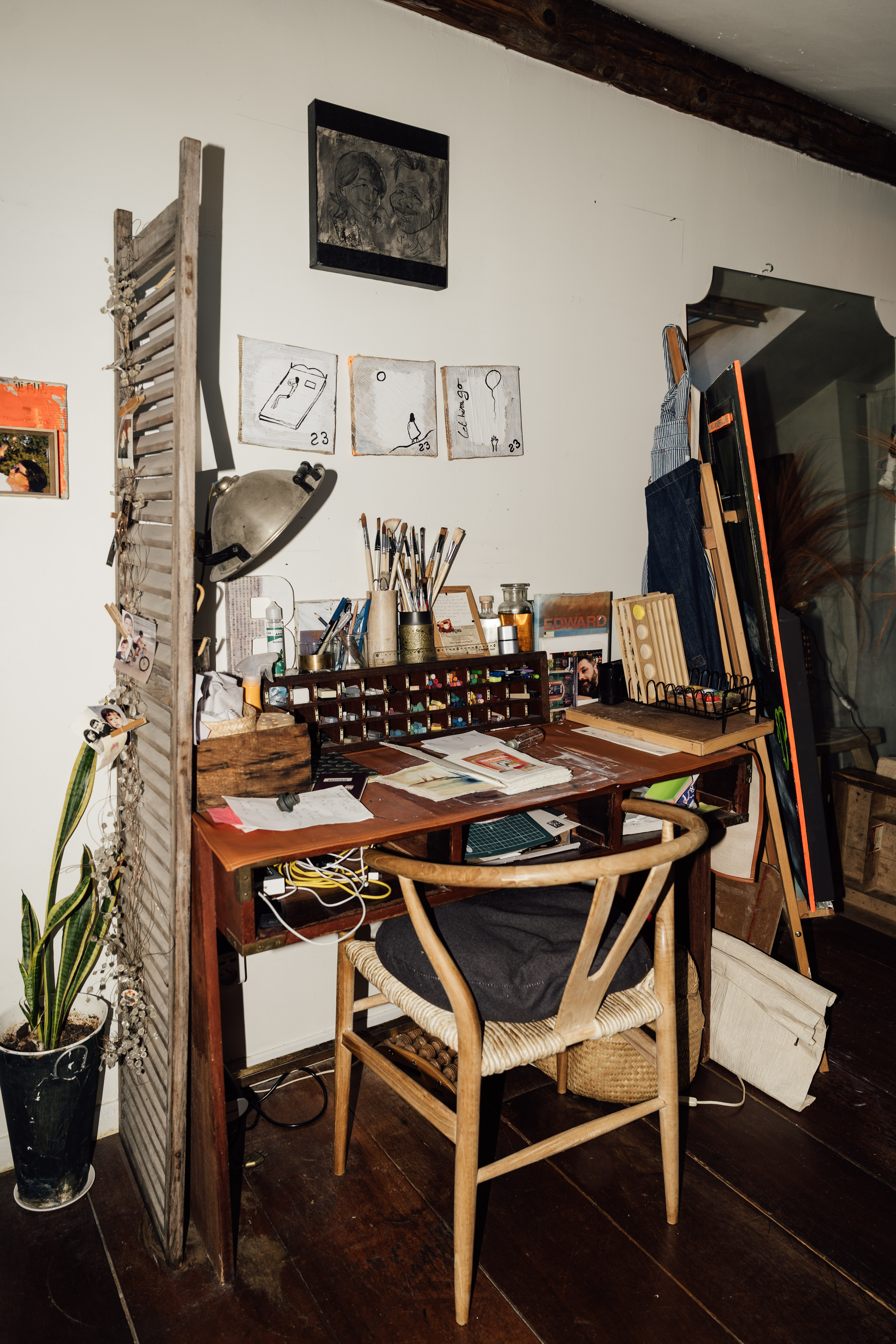 Coin bureau avec esquisses au mur et petites fournitures
